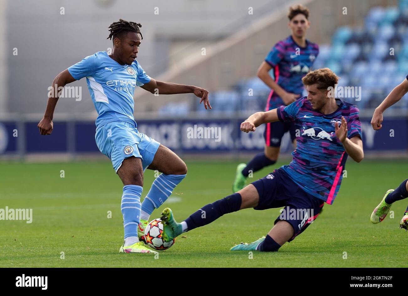 Micah Hamilton di Manchester City (a sinistra) e Eric Uhlmann di RB Leipzig lottano per la palla durante la UEFA Youth League, il gruppo A allo stadio della Manchester City Academy. Data foto: Mercoledì 15 settembre 2021. Foto Stock