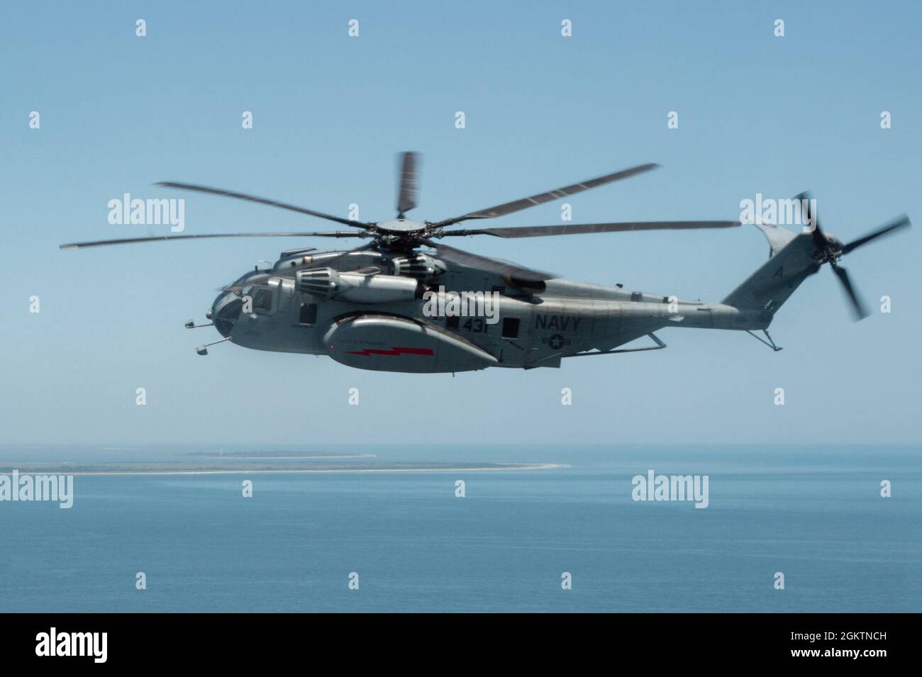 210630-N-CO784-0933 NORFOLK (30 giugno 2021) un MH-53E Sea Dragon,  assegnato a Helicopter Mine Countermeasures Squadron12 (HM), partecipa ad  un esercizio di volo. HM-12 allena in modo sicuro piloti e militari per  utilizzare