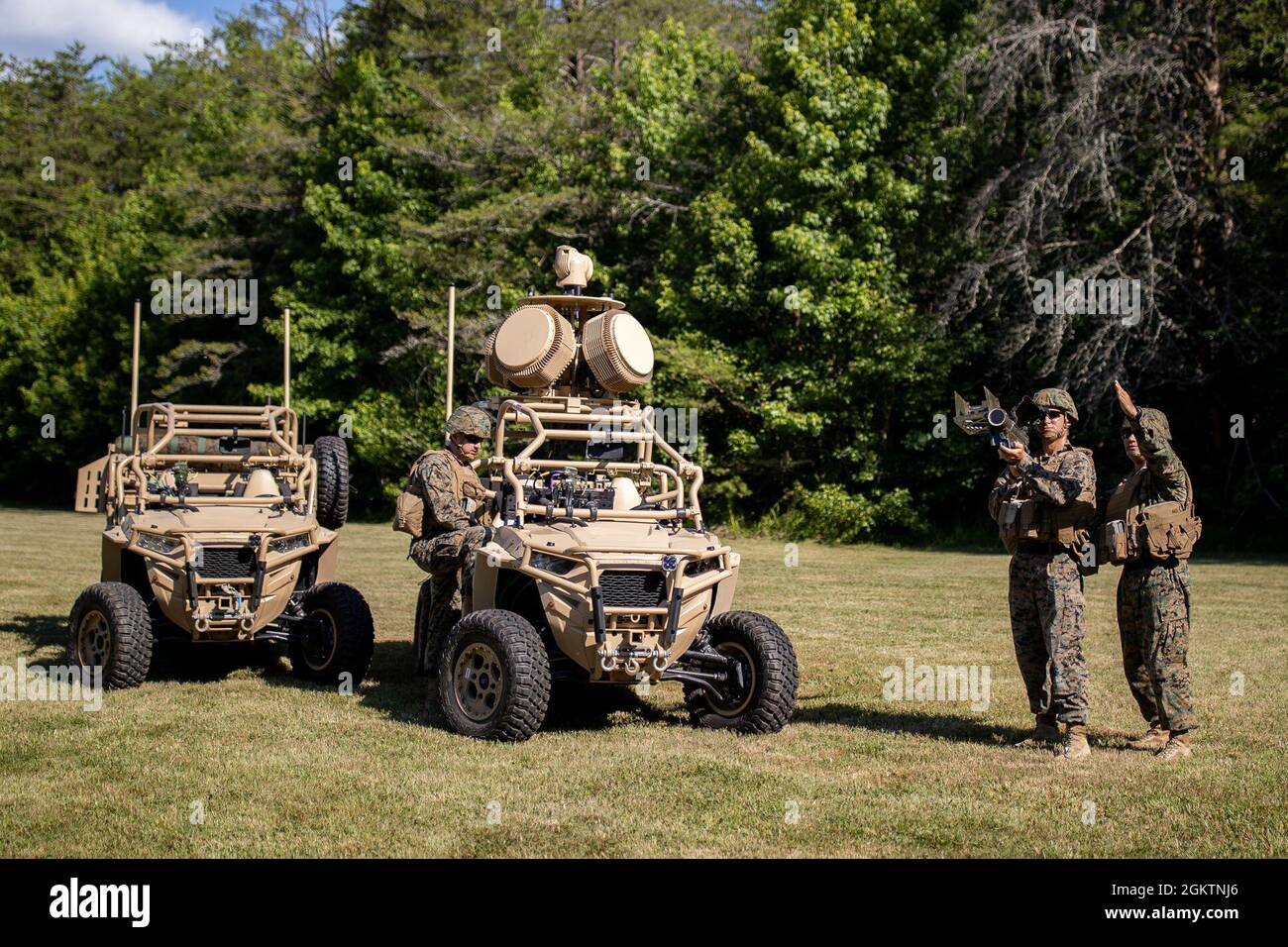 I Marines degli Stati Uniti con il programma di difesa aerea basato sul suolo, conducono una dimostrazione del sistema integrato di difesa aerea di luce-marina (L-MADIS) e del missile di Stinger di FIM-92, sulla base del corpo marino Quantico, Virginia, 30 giugno 2021. L-MADIS offre capacità di sconfitta cinetica e non cinetica per distruggere o negare le minacce aeree a sostegno della Marine Air-Ground Task Force. L-MADIS si attiverà a supporto delle unità Marine Expeditionary e sarà integrato in un paio di veicoli per attività di assistenza. Foto Stock