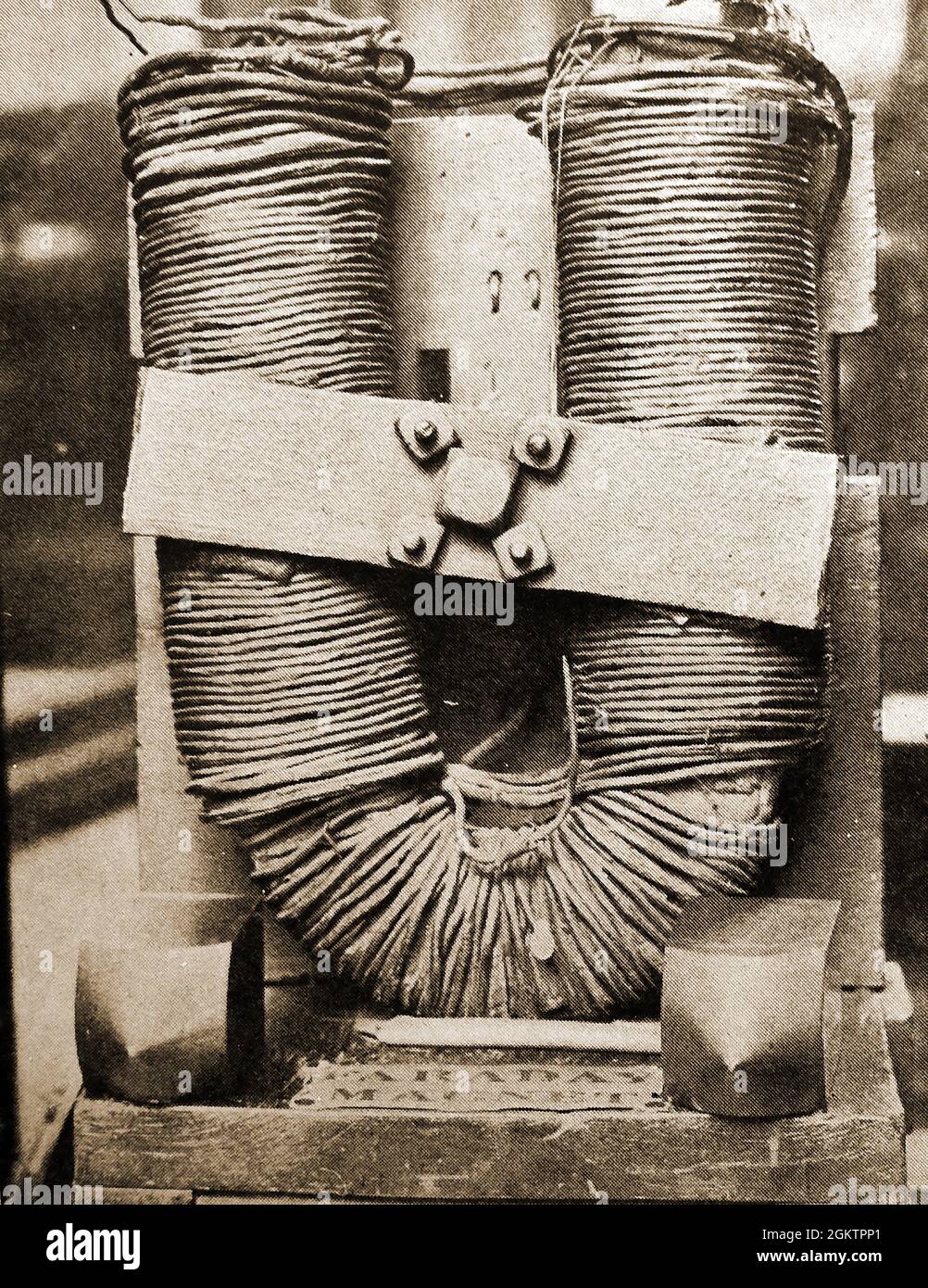 Il magnete costruito nel 1845 per Faraday da utilizzare nei suoi esperimenti . Michael Faraday (1791 – 1867) è stato uno scienziato inglese che ha avuto un ruolo di primo piano nel campo dell'elettromagnetismo e dell'elettrochimica, in particolare nell'induzione elettromagnetica, del diamagnetismo e dell'elettrolisi. Il suo lavoro ha contribuito allo sviluppo della tecnologia dei motori attraverso la sua invenzione di dispositivi rotanti elettromagnetici Foto Stock