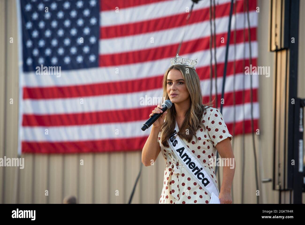 Camille Schrier, Miss America, si esibisce sul palco durante l'USO Summer Tour, 1 luglio 2021, presso la Joint base di San Antonio-Lackland, Texas. L'USO porta spettacoli a centinaia di migliaia di membri del servizio americano in tutto il mondo. Questo è il primo evento di persona dall'inizio della pandemia COVID-19 che ha colpito i membri del servizio statunitense in tutto il mondo. Foto Stock