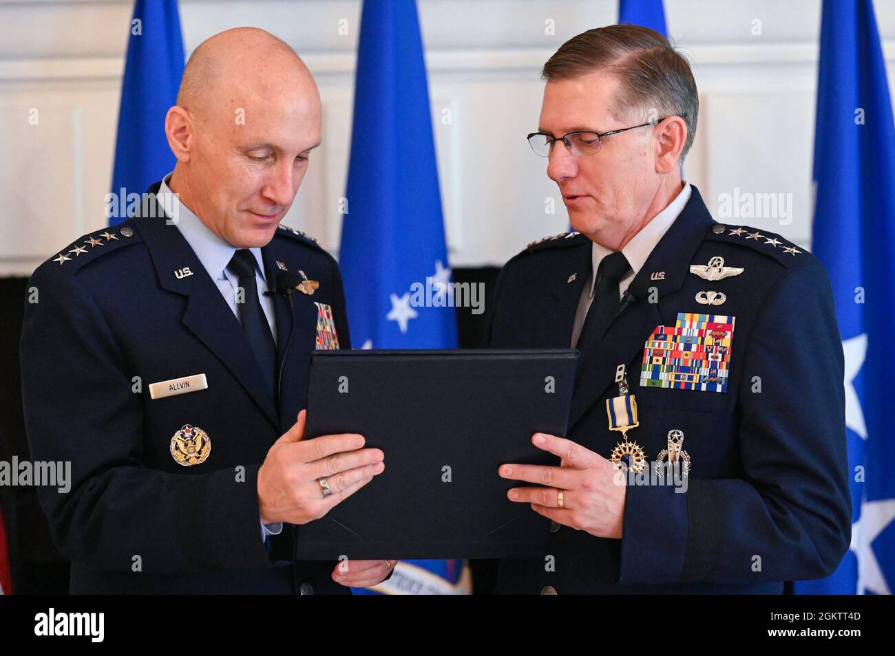 Gen. Tim Ray, a destra, comandante del comando di Global Strike dell'Aeronautica militare, Ray riceve la medaglia di Servizio distinta dal Gen. David Allvin, a sinistra, Vice Capo di Stato maggiore dell'Aeronautica militare, durante la cerimonia di ritiro di Ray alla base dell'Aeronautica militare di Barksdale, Louisiana, 1 luglio 2021. La medaglia di Servizio distinta è assegnata ai membri del Servizio dell'Aeronautica militare che si sono distinti per un servizio eccezionalmente meritorio al governo in un dovere di grande responsabilità. Foto Stock