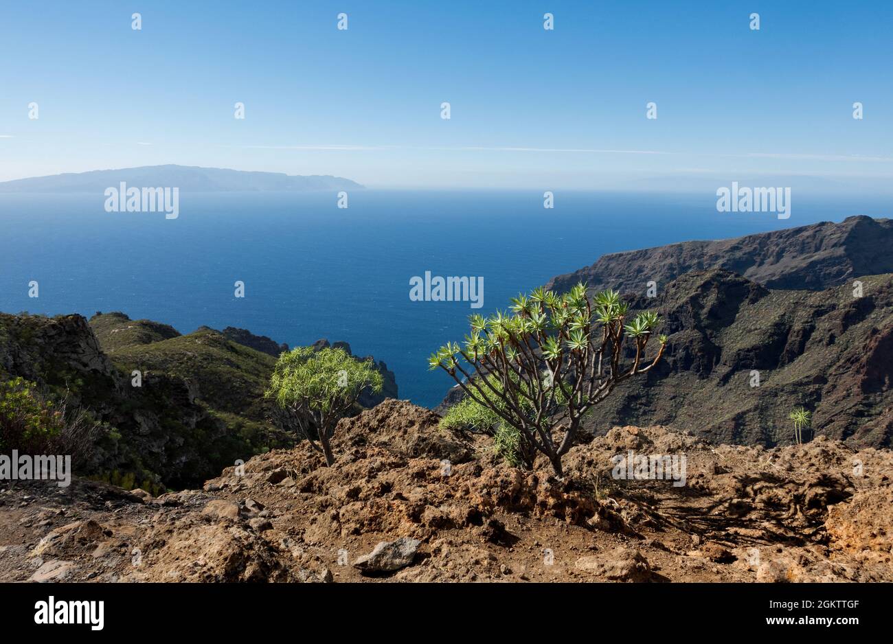 Escursioni sulle montagne di Teno con bella vista sull'isola di la Gomera, Camino Real vecchio o strada reale da Puerto Santiago a Santiago del Teide Foto Stock