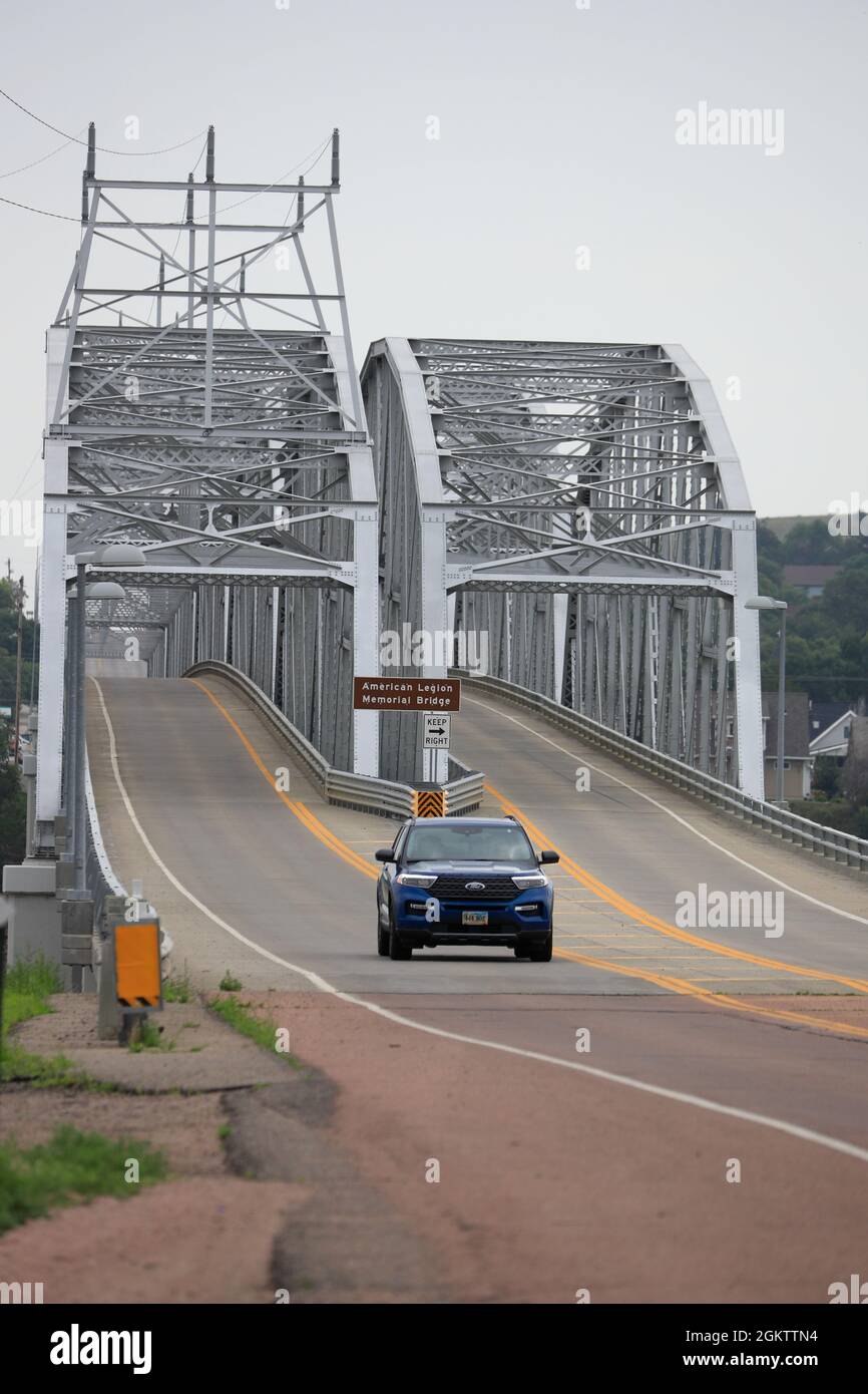 Lo storico American Legion Memorial Bridge è noto come Chamberlain Bridge sul fiume Missouri a Chamberlain.South Dakota.USA Foto Stock