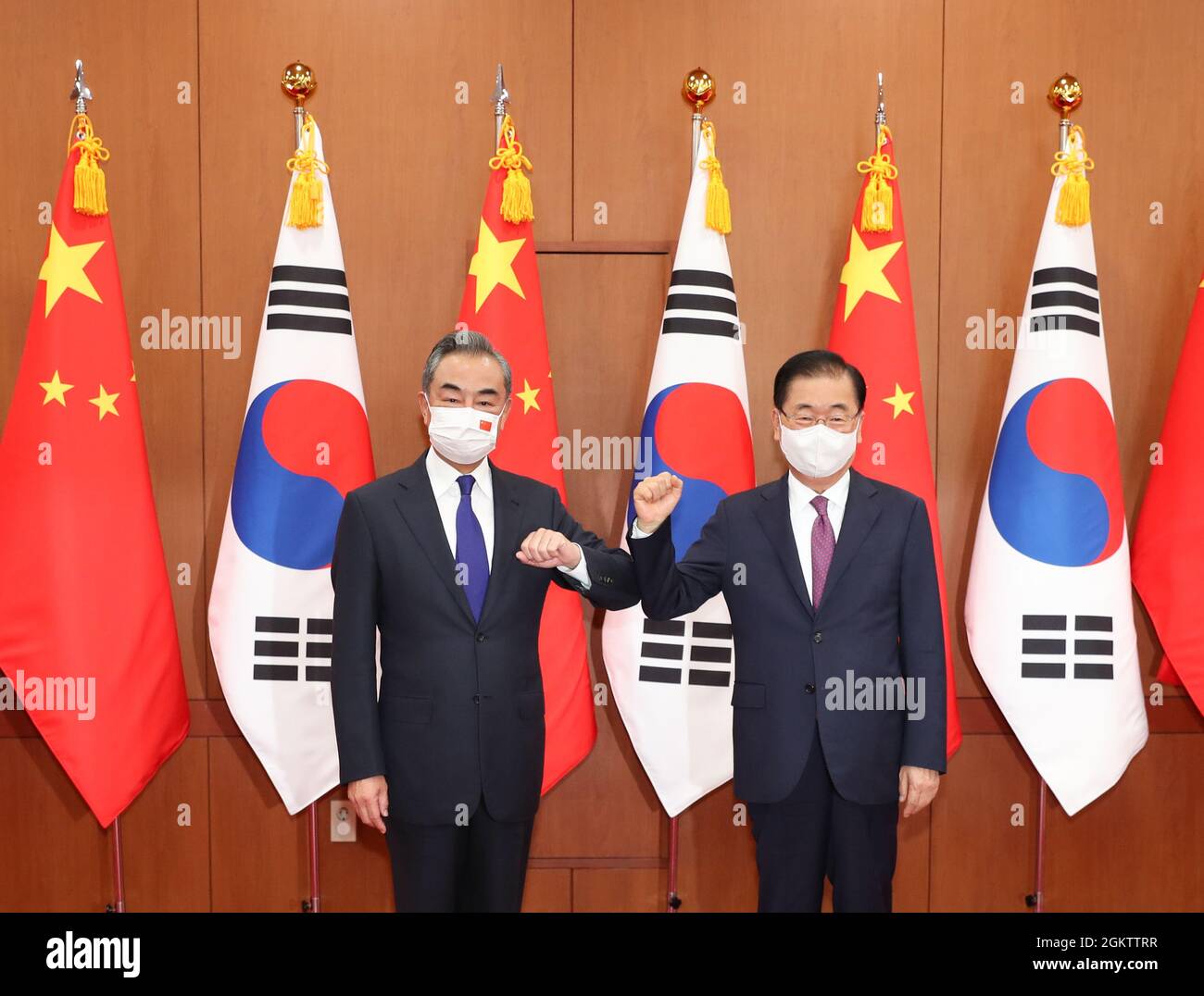 Seul, Corea del Sud. 15 settembre 2021. Il Consigliere di Stato cinese e il Ministro degli Esteri Wang Yi (L) tiene colloqui con il Ministro degli Esteri sudcoreano Chung EUI-yong a Seoul, Corea del Sud, 15 settembre 2021. Credit: Wang Jingqiang/Xinhua/Alamy Live News Foto Stock