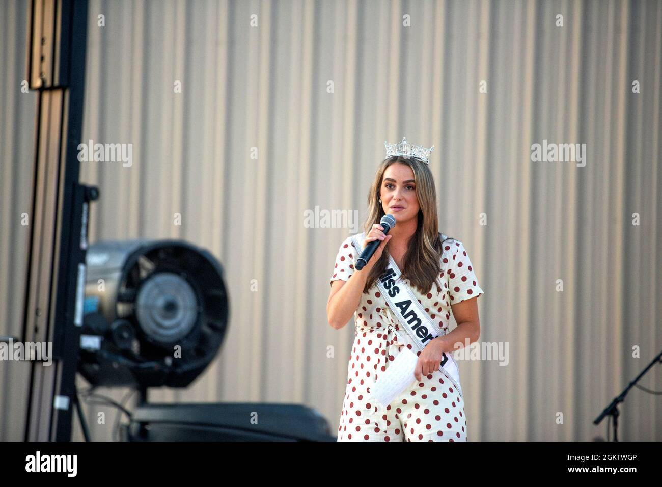 Camille Schrier, Miss America, si esibisce sul palco durante l'USO Summer Tour, 1 luglio 2021, presso la Joint base di San Antonio-Lackland, Texas. L'USO porta spettacoli a centinaia di migliaia di membri del servizio americano in tutto il mondo. Questo è il primo evento di persona dall'inizio della pandemia COVID-19 che ha colpito i membri del servizio statunitense in tutto il mondo. Foto Stock