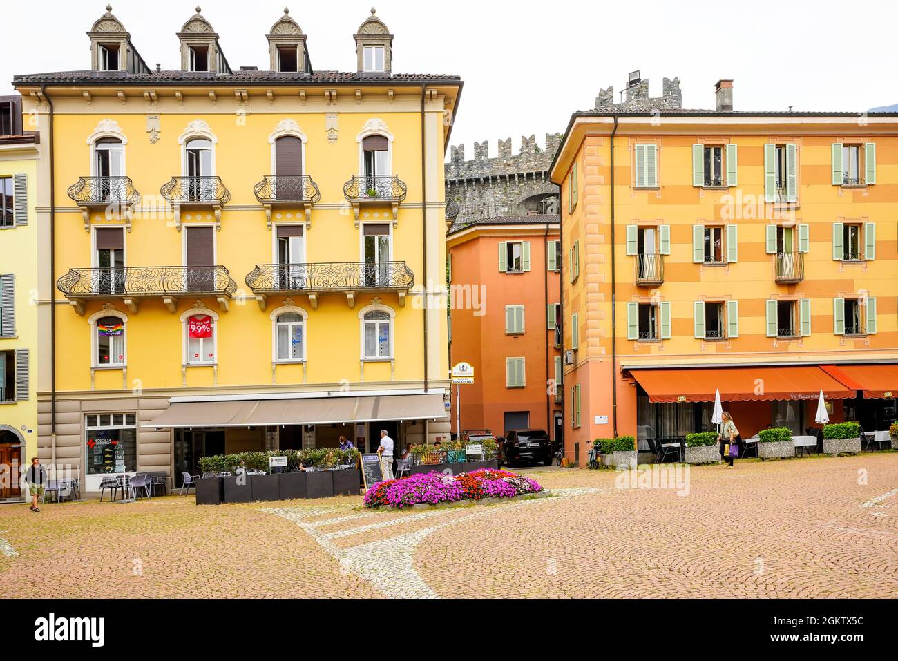 Facciata colorata di Piazza Governo nel centro storico di Bellinzona. Bellinzona è un comune, una storica città svizzera, capoluogo del Cantone Ticino Foto Stock