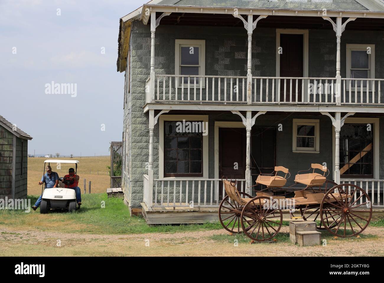 Manutenzione generale e addetti alla riparazione su golf cart in 1880 Town.Midland.South Dakota.USA Foto Stock