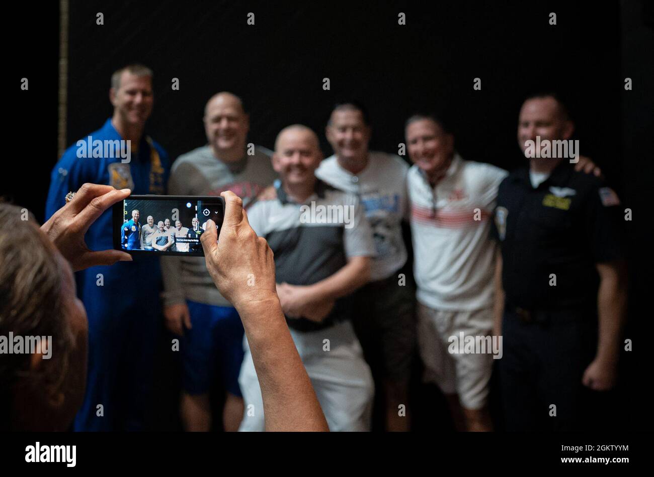 210702-N-JH293-1082 OVERLAND PARK, Mo. (2 luglio 2021) insegnanti di Marina Junior ROTC presso la Shawnee Mission North High School scatta una foto con CMdR. Ben Walborn, il pilota solista principale assegnato allo squadrone dimostrativo di volo della Marina degli Stati Uniti, i Blue Angels, e Aviation Support Equipment Technician 1st Class Trevor Neuroth, un capo dell'equipaggio Blue Angels, durante una presentazione Blue Angels alla scuola, il 2 luglio 2021. I Blue Angels si esibiranno al Kansas City Air Show il 3-4 luglio e si svolgeranno durante la Kansas City Navy Week, la prima settimana della Marina di persona dall'inizio della pandemia COVID-19. Foto Stock