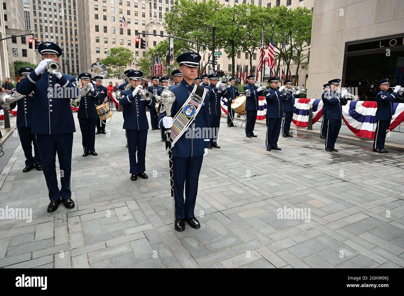 Il Ceremonial Brass della United States Air Force Band si esibisce dal vivo nel TODAY Show di New York City il 2 luglio 2021. L'ensemble ufficiale delle cerimonie comprende 41 Airmen che forniscono supporto musicale per i funerali al Cimitero Nazionale di Arlington, arrivi per i capi di stato stranieri alla Casa Bianca e al Pentagono, programmi patriottici, cambi di comando, ritiri e cerimonie di premiazione. Foto Stock