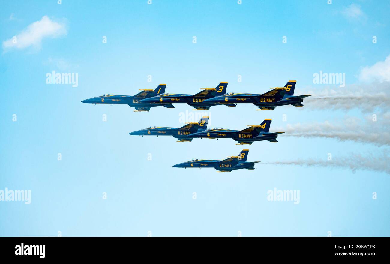 210703-N-JH293-1251 GARDNER, KAN. (3 luglio 2021) lo squadrone dimostrativo di volo della Marina degli Stati Uniti, i Blue Angels, si esibirà presso il New Century Air Center durante il Kansas City Air Show, 3 luglio 2021. I Blue Angels sono l'atto che si esibisce in prima linea all'Air Show e si svolge durante la Kansas City Navy Week, la prima settimana della Marina di persona dall'inizio della pandemia COVID-19. La stagione dello spettacolo Blue Angels 2021 è il primo anno di volo sulla piattaforma Super Hornet e il 75° anniversario della squadra. Foto Stock