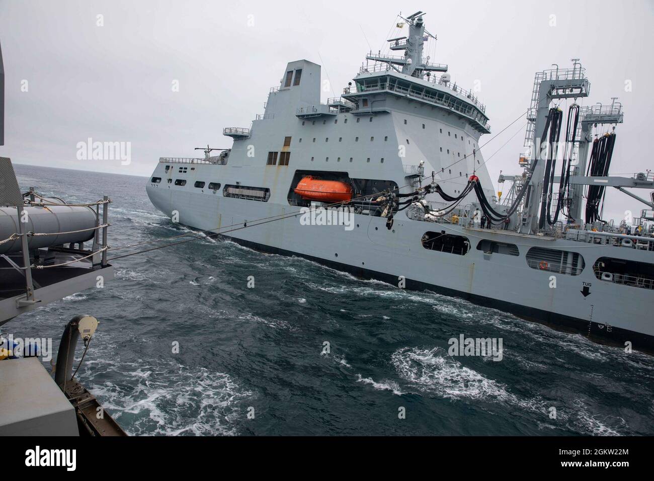 MARE NORVEGESE (4 luglio 2021) il cacciatorpediniere missilistico guidato di classe Arleigh Burke USS Roosevelt (DDG 80), a sinistra, conduce un rifornimento-in-mare con la marina reale Tide-classe riapprovvigionamento oliatore Tiderace (A 137), 4 luglio 2021. Roosevelt, schierato in avanti a Rota, Spagna, è sulla sua seconda pattuglia nell'area della Sesta flotta degli Stati Uniti di operazioni a sostegno di alleati e partner regionali e gli interessi di sicurezza nazionale degli Stati Uniti in Europa e Africa. Foto Stock