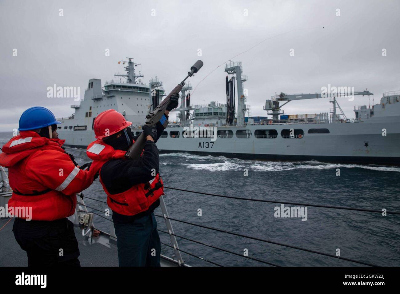 MARE NORVEGESE (4 luglio 2021) Gunner’s Mate 2nd Class Jesse Chavez, a destra, spara linea alla Royal Navy Tide-Class Refillment Oiler Tiderace (A 137) durante un rifornimento in mare a bordo del cacciatorpediniere missile guidato di classe Arleigh Burke USS Roosevelt (DDG 80), 4 luglio 2021. Roosevelt, schierato in avanti a Rota, Spagna, è sulla sua seconda pattuglia nell'area della Sesta flotta degli Stati Uniti di operazioni a sostegno di alleati e partner regionali e gli interessi di sicurezza nazionale degli Stati Uniti in Europa e Africa. Foto Stock