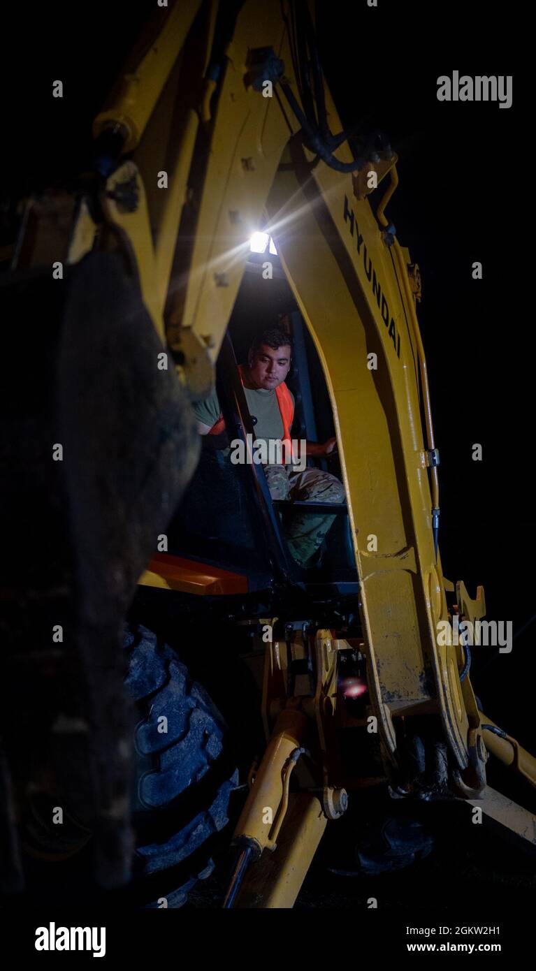 Senior Airman John Lomeli, 474th Expeditionary Operations Support Squadron Heavy Equipment journeyman, scava un fossato triangolare per posizionare il Mobile Aircraft Arresting System (MAAS) sistema di ancoraggio per l'esercizio Relampago VI a Comando Aereo de Combate Number 5 (CACOM 5) a Rionegro, Colombia, 3 luglio 2021. Relampago VI è un esercizio combinato colombiano e statunitense che si svolge nel teatro del comando meridionale degli Stati Uniti (SOUTHCOM) che si concentra su tecniche, tattiche e procedure per rafforzare la partnership di lunga data tra le nostre forze armate. Foto Stock