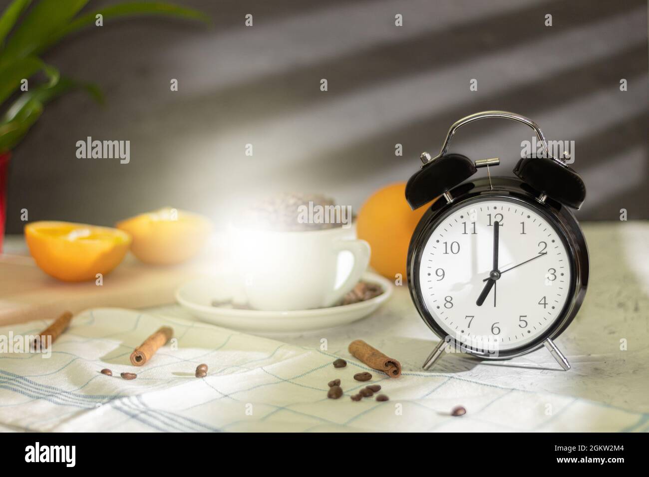 La sveglia punta a 7.00 e un'illuminazione solare con luce solare brillante. Spazio di sfondo per il testo Foto Stock