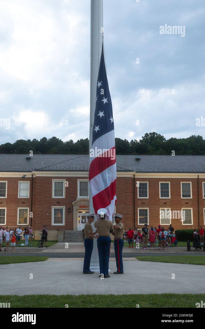 I Marines degli Stati Uniti conducono i colori della sera al Quantico MCCS 4 di luglio celebrazione al campo di Lejeune sulla base del corpo Marino Quantico, Virginia, 4 luglio 2021. Si stima che circa 5,000 ospiti si siano riuniti per celebrare la 245a Giornata dell'Indipendenza americana. Foto Stock