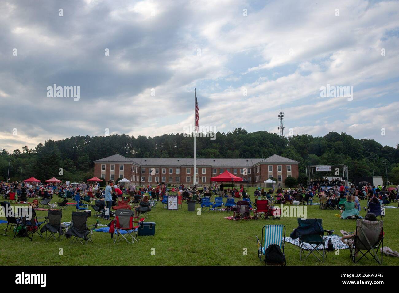 I membri del servizio degli Stati Uniti e le loro famiglie frequentano la celebrazione DEL 4 luglio AL Lejeune Field sulla base del corpo Marino Quantico, Virginia, 4 luglio 2021. Si stima che circa 5,000 ospiti si siano riuniti per celebrare la 245a Giornata dell'Indipendenza americana. Foto Stock