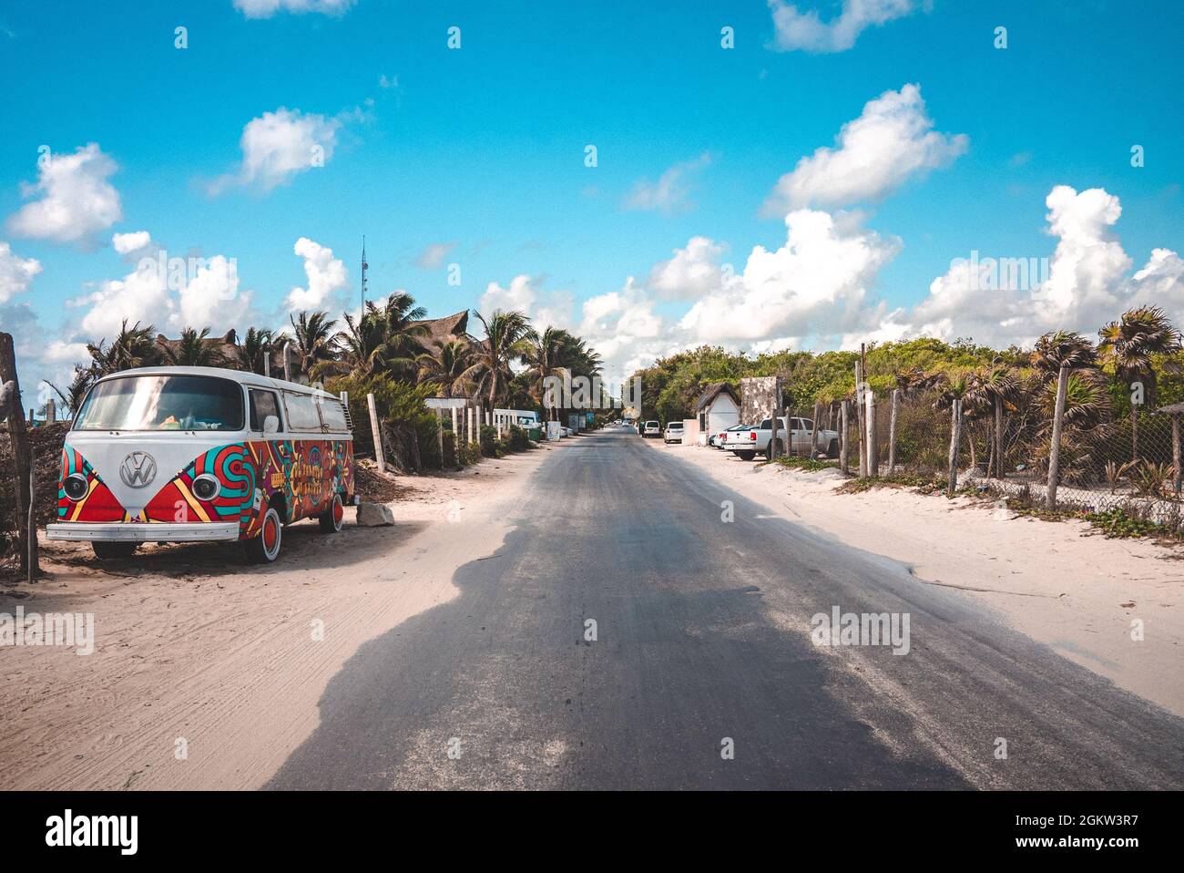 Camion o furgone decorativo chiuso parcheggiato sul lato della strada sulla sabbia Foto Stock