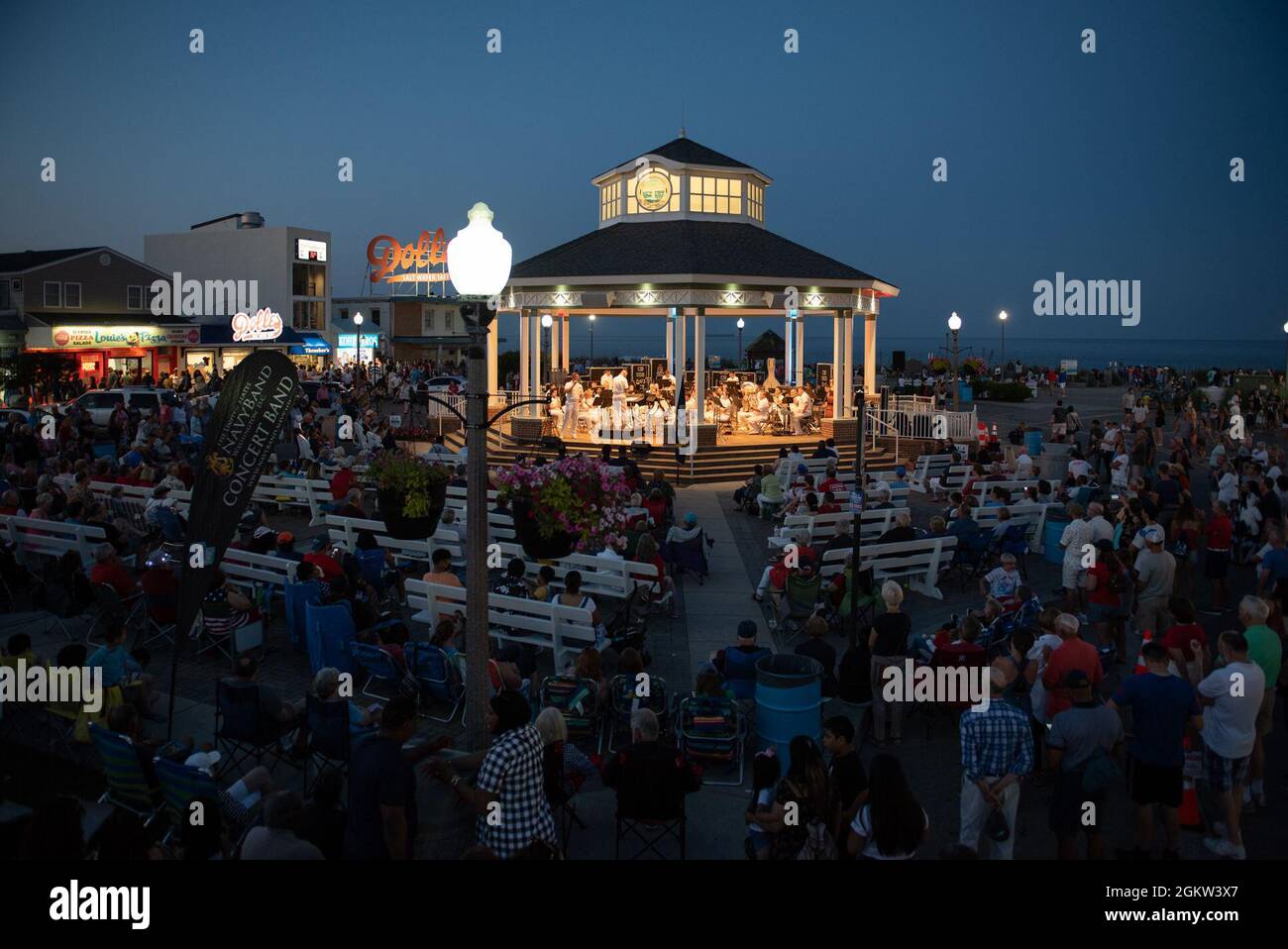 La U.S. Navy Band festeggia il 4 luglio con quelli riuniti a Rehoboth Beach, De., per la mostra annuale dei fuochi d'artificio della città. Foto Stock