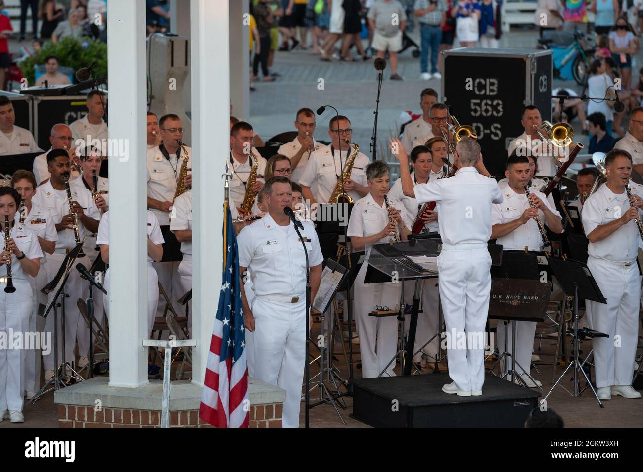 La U.S. Navy Band festeggia il 4 luglio con quelli riuniti a Rehoboth Beach, De., per la mostra annuale dei fuochi d'artificio della città. Foto Stock