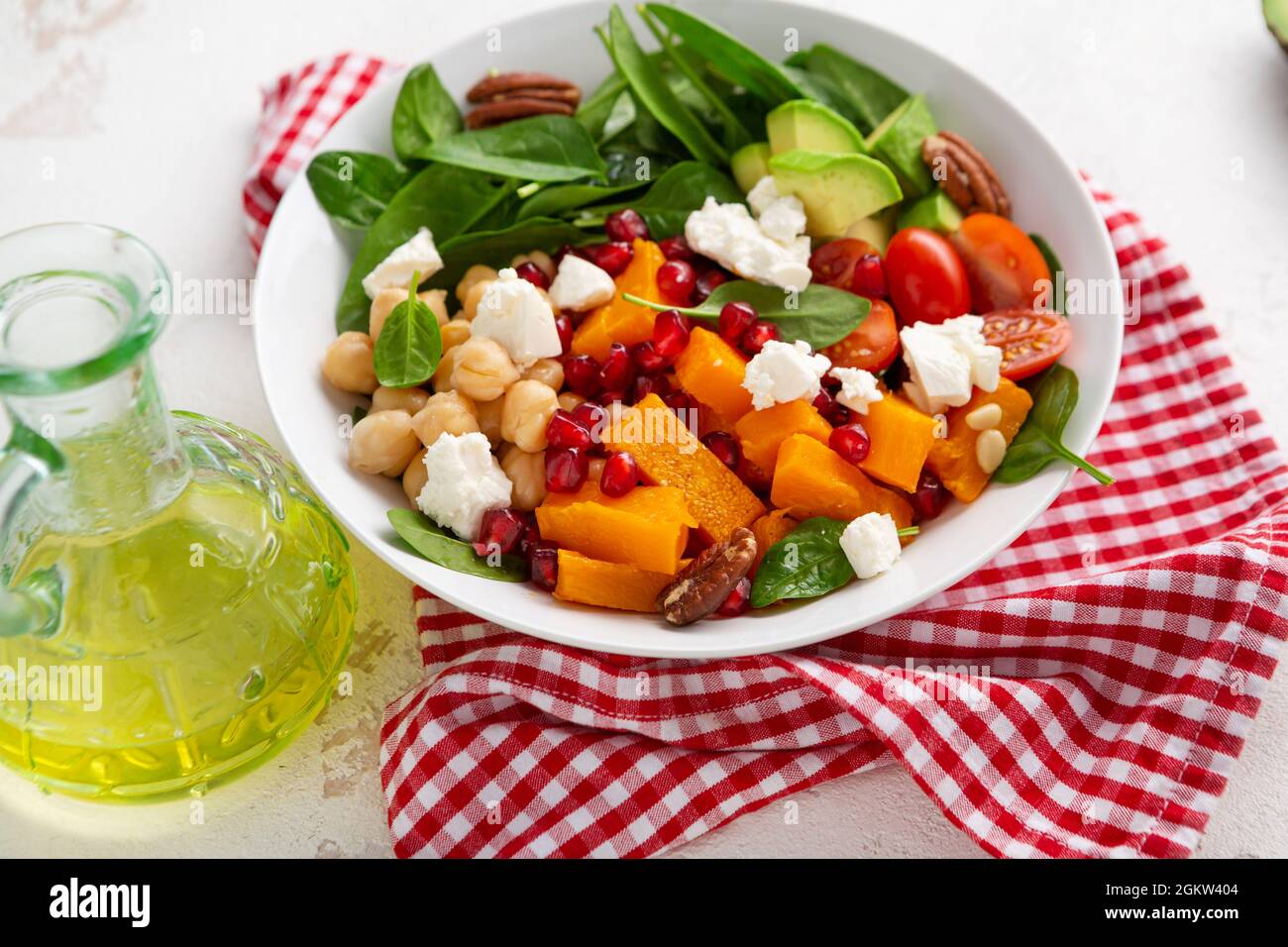 Insalata di zucca al butternut con feta e ceci arrostiti cibi sani Foto Stock