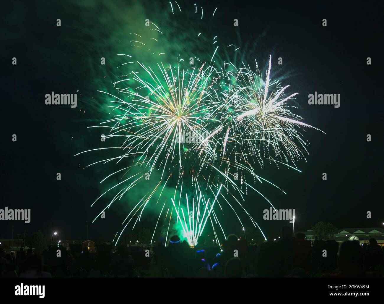 Gli ospiti della celebrazione del 4 luglio ospitata dai Marine Corps Community Services guardano lo spettacolo pirotecnico al Lejeune Field sulla base del corpo Marino Quantico, Virginia, 4 luglio 2021. Si stima che circa 5,000 ospiti si siano riuniti per celebrare la 245a Giornata dell'Indipendenza americana. Foto Stock
