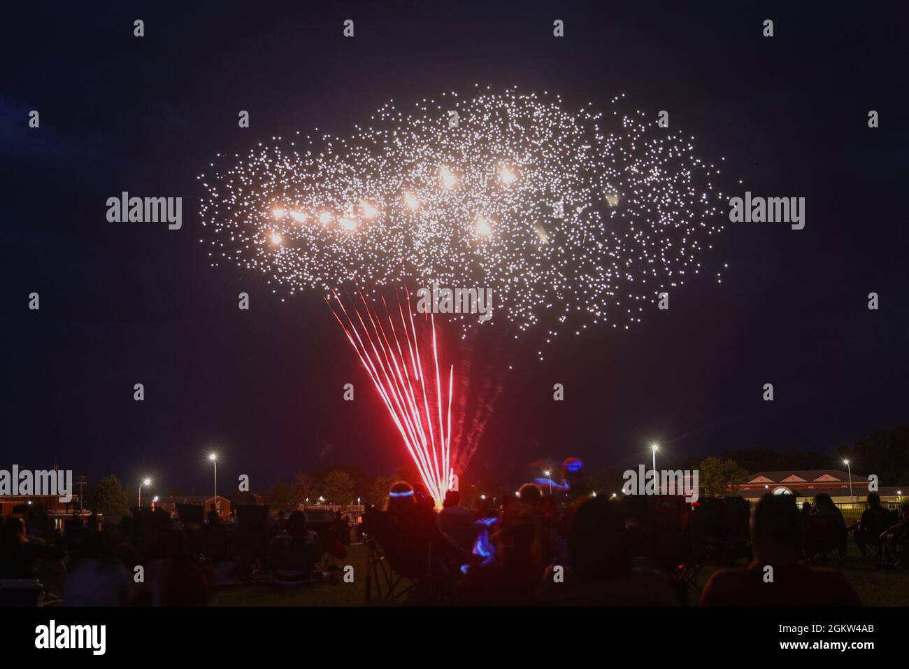 Gli ospiti della celebrazione del 4 luglio ospitata dai Marine Corps Community Services guardano lo spettacolo pirotecnico al Lejeune Field sulla base del corpo Marino Quantico, Virginia, 4 luglio 2021. Si stima che circa 5,000 ospiti si siano riuniti per celebrare la 245a Giornata dell'Indipendenza americana. Foto Stock