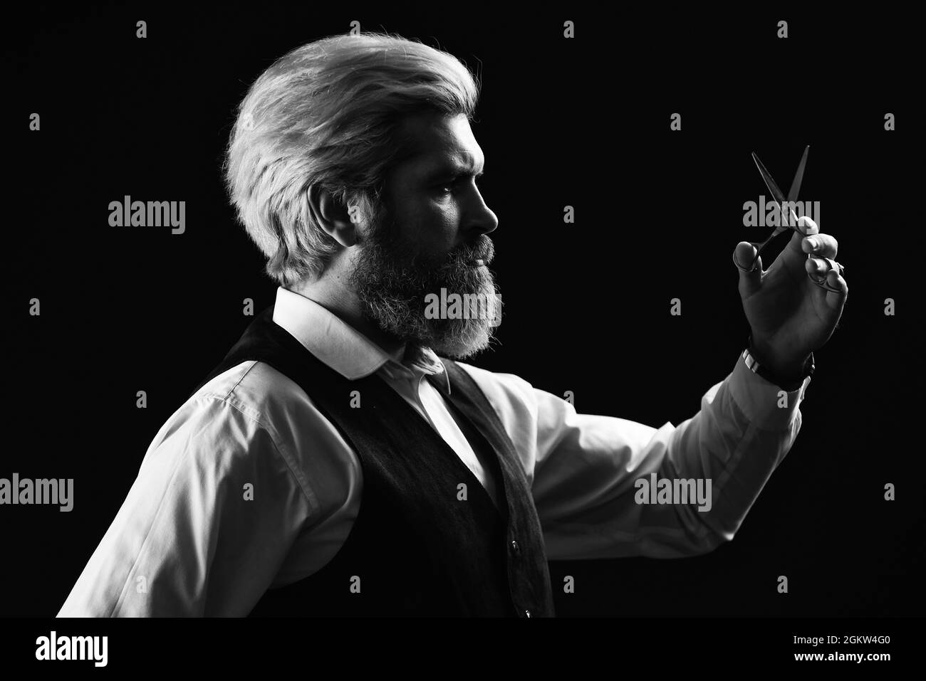 Barbiere. Uomo maturo con capelli tinti. Barbiere d'epoca. Strumenti Barbiere. Servizi di barbiere. Mantenetevi curati tutto l'anno. Hipster Foto Stock