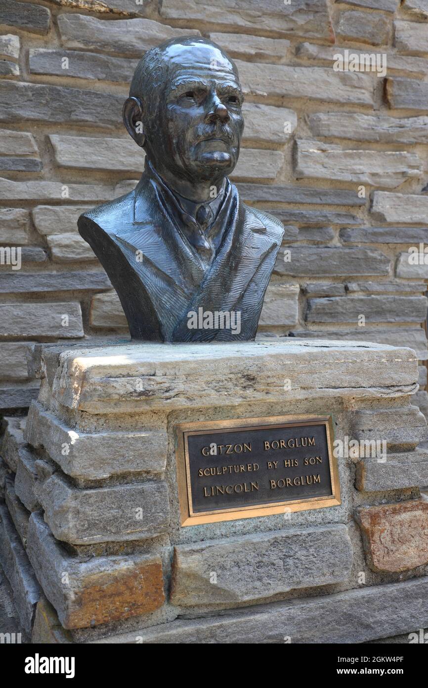 Il busto di bronzo di Gutzon Borglum il creatore del Mount Rushmore National Memorial, Keystone, Keystone, South Dakota, USA Foto Stock