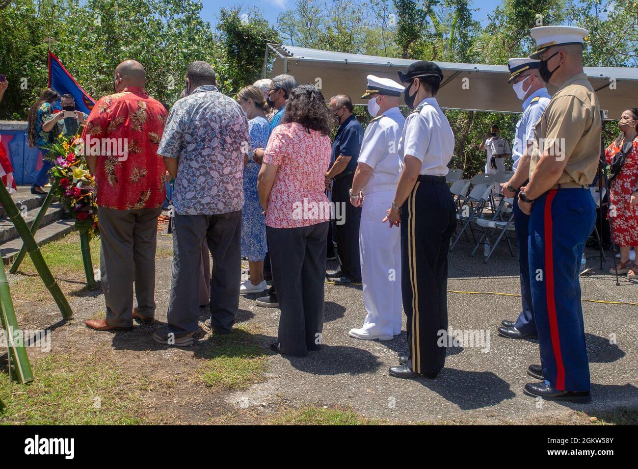 Marine Corps base (MCB) Camp Blaz alti leader pagare i loro rispetti durante una cerimonia di posa della corona e un servizio commemorativo presso il sito commemorativo dell'Asinan, il 5 luglio 2021. Asinan fu il luogo di uno dei campi di concentramento per il popolo CHamoru durante la seconda guerra mondiale Il servizio commemorativo è stato tra i molti tenuti in tutta l'isola per commemorare la liberazione di Guam durante la seconda guerra mondiale nel 1944. Foto Stock