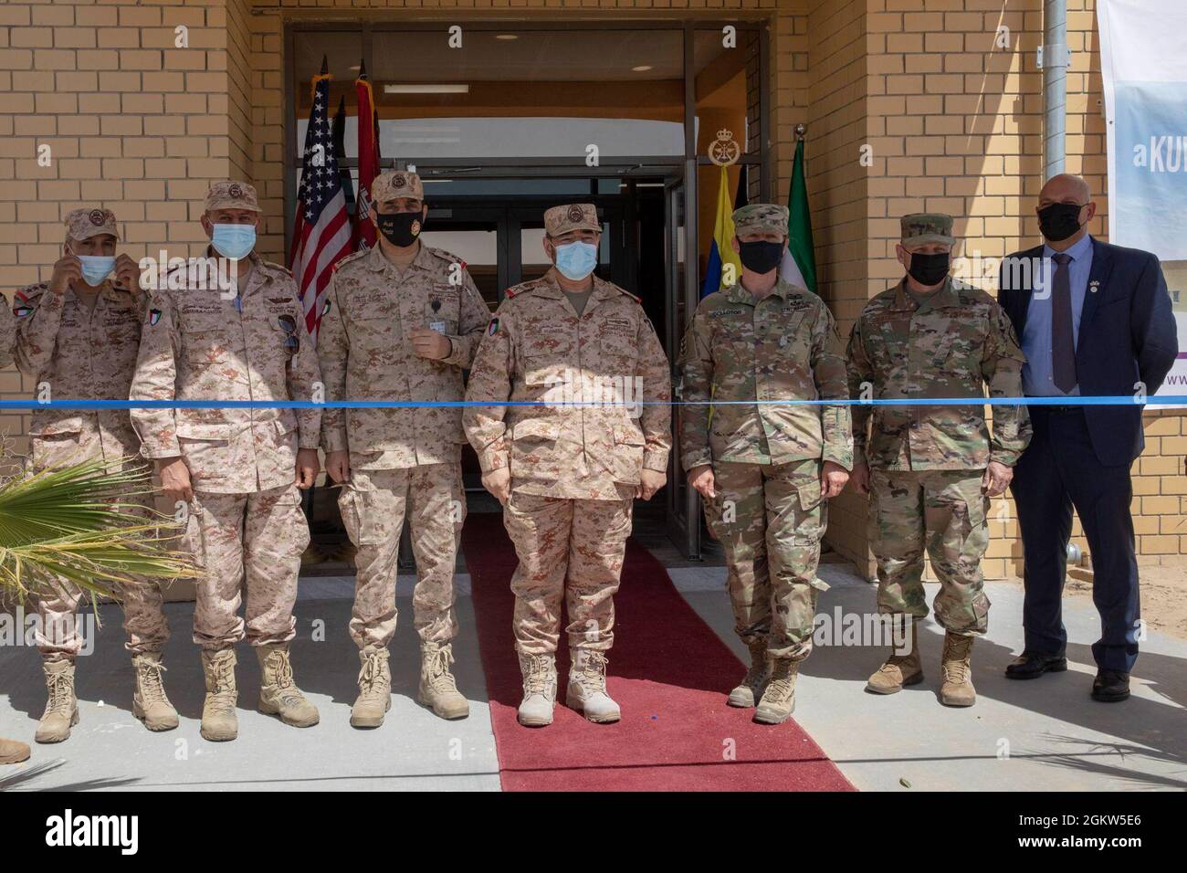 Kuwait e i membri del servizio americano e i civili si riuniscono prima di tagliare il nastro presso il nuovo Patriot Fire Site #7, Kuwait, 5 luglio 2021. Entrambe le organizzazioni americane e kuwaitiani si sono unite per pianificare, progettare, risorse e costruire il nuovo sito Patriot Fire Unit, sito #7. Foto Stock