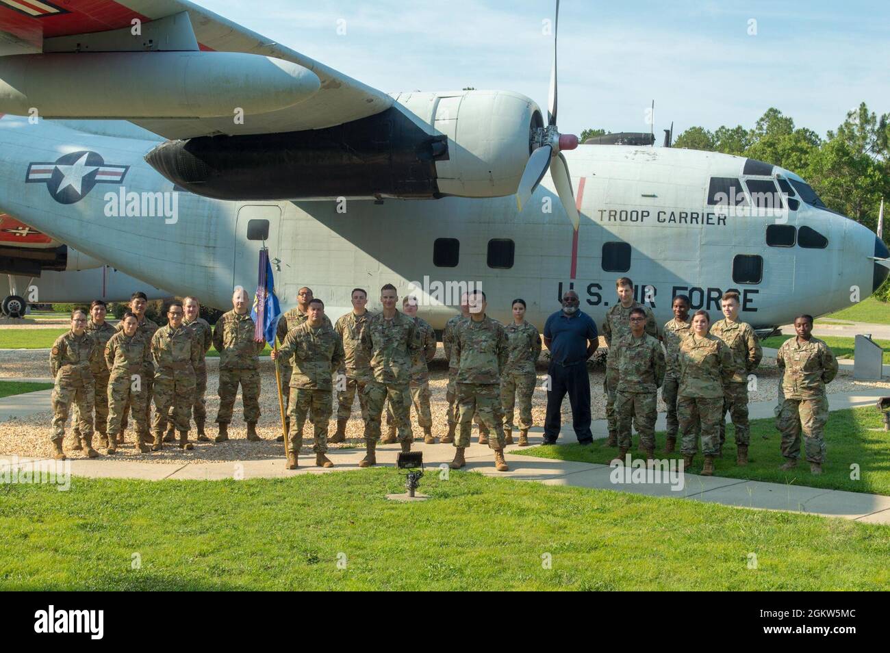 Gli airmen del 43° Comtroller Squadron, Pope Army Airfield, North Carolina, posano per una foto di squadra 6 luglio 2021. Foto Stock