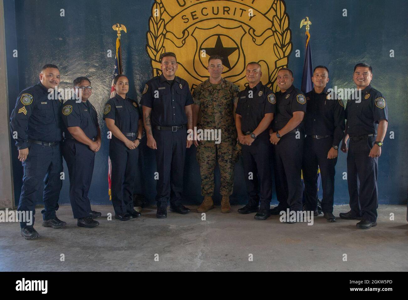 Navy Security Guard Training Course S-540-1012, i laureati e i loro istruttori di classe 03-2021 posano per una foto di gruppo con il Lt. Col. Tate Buntz, l'MCB Camp Blaz Operations Officer, dopo una cerimonia di laurea su base navale statunitense Guam, 6 luglio 2021. Anton Aguon, Austin Benavente, Jeff Chargualaf, Erano Cortez e Samantha Santos sono i primi ufficiali di polizia assunti per MCB Camp Blaz. Foto Stock