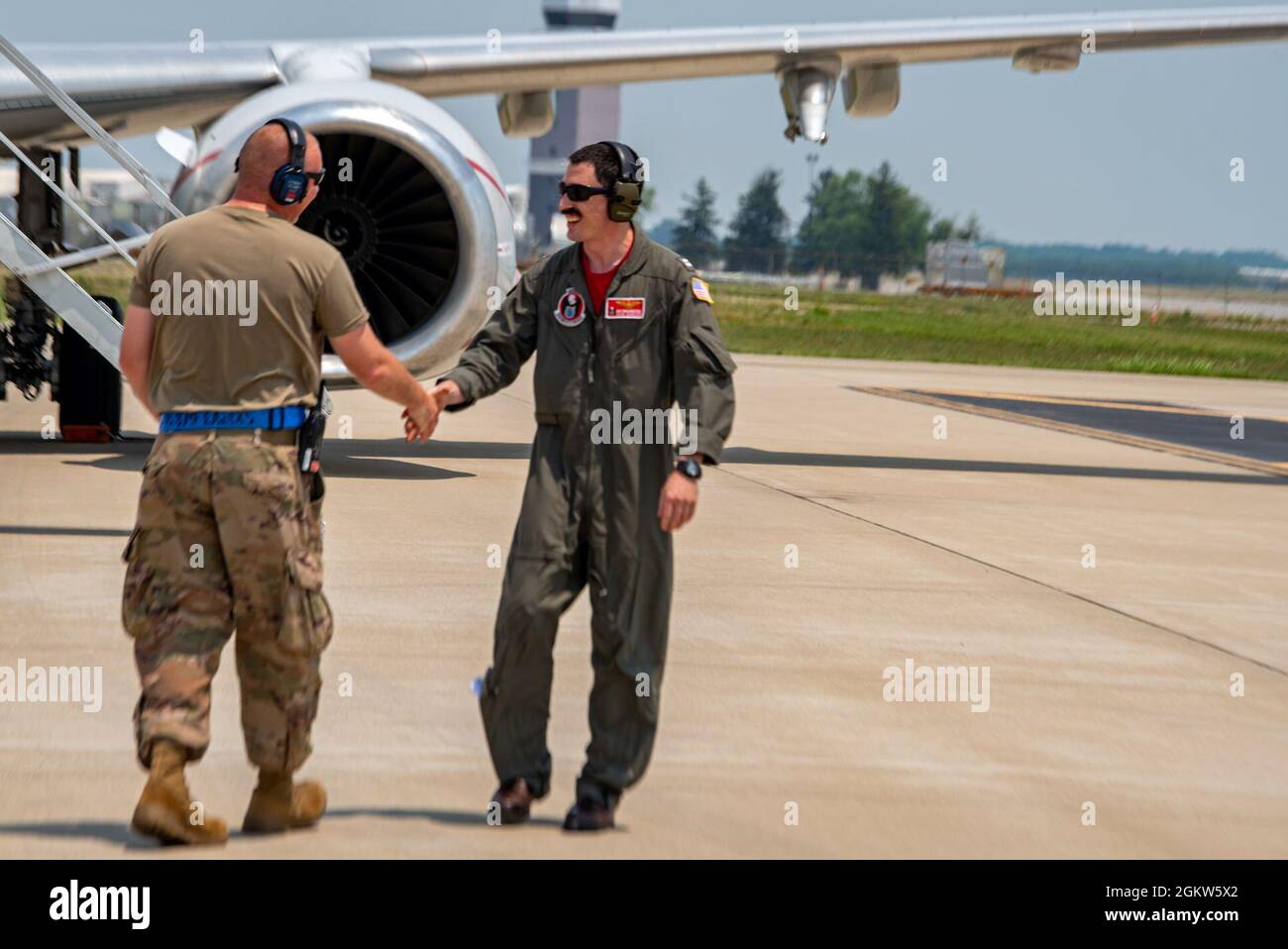 US Navy P-8A Poseidons e gli equipaggi aerei dalla base aerea navale di Jacksonville a Jacksonville, Fl., sono marshalled dentro da 121st Air Refeling Wing personale di manutenzione alla base della guardia nazionale aerea Rickenbacker, Ohio, 6 luglio 2021. I P-8s sono stati trasferiti a Rickenbacker ANGB per evacuare dal probabile percorso dell'uragano Elsa. Foto Stock