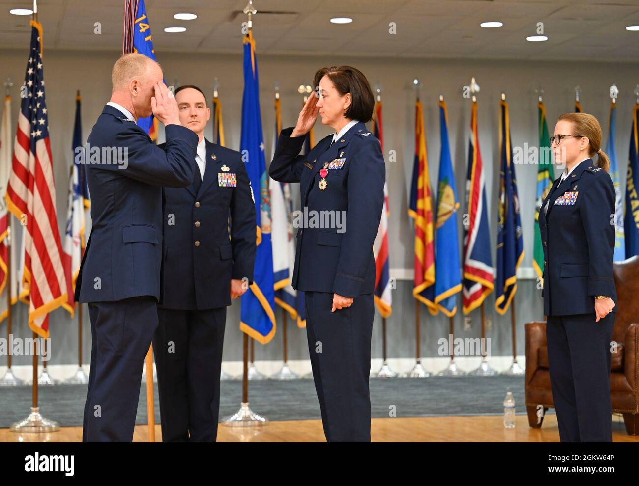 Seth Graham, 14th Flying Training Wing Commander, restituisce un saluto al Colon. Betty Venth, in uscita 14th Medical Group Commander, dopo averla presentata con la Legione di merito, durante una cerimonia di cambio comando, 6 luglio 2021, sulla base dell'aeronautica militare Columbus, La signora la Legione di merito è assegnata ai membri di servizio nelle posizioni chiave o nella responsabilità per condotta eccezionalmente meritoria nella prestazione dei servizi e dei risultati eccellenti. Foto Stock