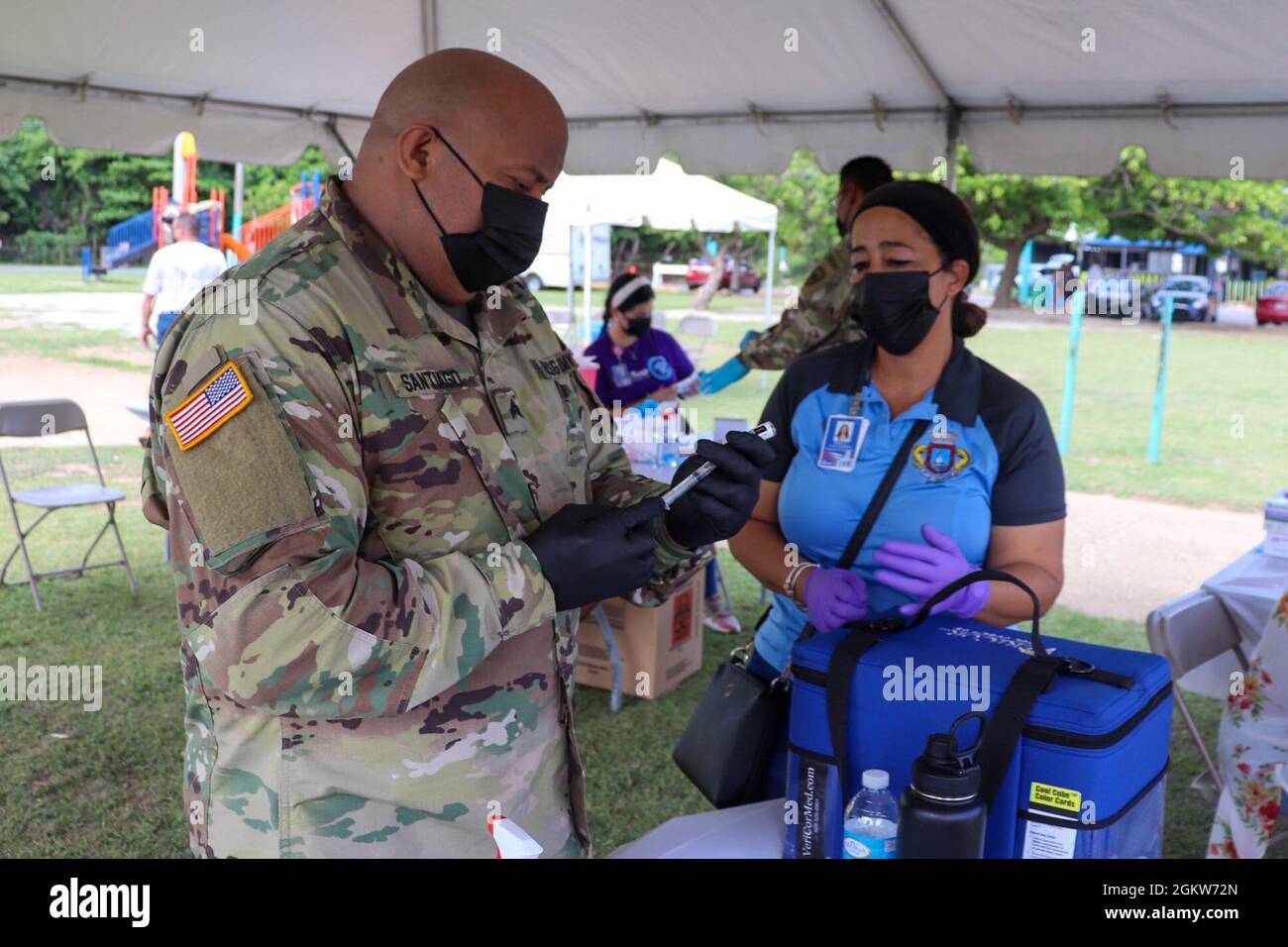 SGT. Luis E. Santiago, un medico della Guardia di Stato di Porto Rico, prepara un vaccino contro COVID-19 al 'Parque Pasivo Las Croabas' a Fajardo, Porto Rico, 4 luglio 2021. Per raggiungere il numero massimo di persone vaccinate contro COVID-19, le squadre di sciopero del PRNG sono assegnate a diversi settori dell'isola come parte of​​Operation Warp Speed. Foto Stock