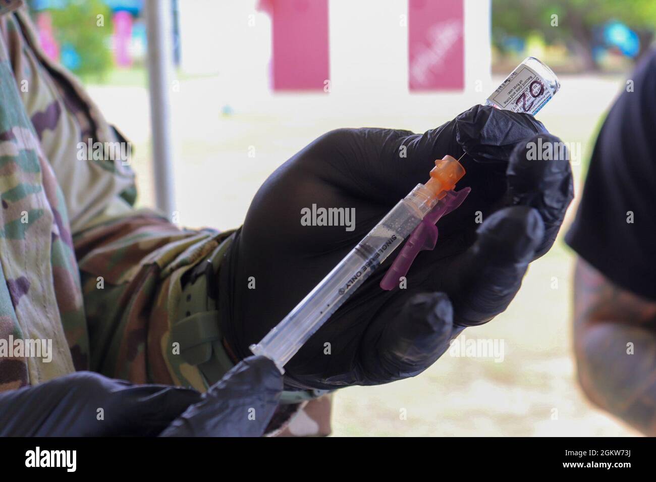 La Guardia Nazionale di Porto Rico somministra il vaccino Janssen al Parque Pasivo Las Croabas di Fajardo, Porto Rico, 4 luglio 2021. Per raggiungere il numero massimo di persone vaccinate contro COVID-19, le squadre di sciopero del PRNG sono assegnate a diversi settori dell'isola come parte di ​​Operation Warp Speed. Foto Stock