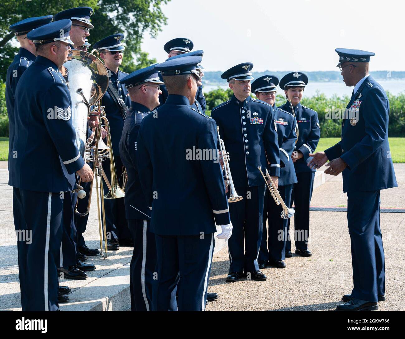 Il Capo dello Stato maggiore dell'aeronautica degli Stati Uniti, Gen. CQ Brown, Jr., chiacchiera con i membri della U.S. Air Force Heritage of America Band a seguito di un evento per onorare le forze francesi e americane che hanno combattuto alla Battaglia di Yorktown e commemorare la partnership che dura, Yorktown, Virginia, 7 luglio 2021. Nell'autunno del 1781, la Battaglia di Yorktown, segnò l'ultima grande battaglia della Rivoluzione americana contro le forze britanniche e assicurò efficacemente l'indipendenza delle colonie americane dopo una lotta militare di sei anni e mezzo. Foto Stock