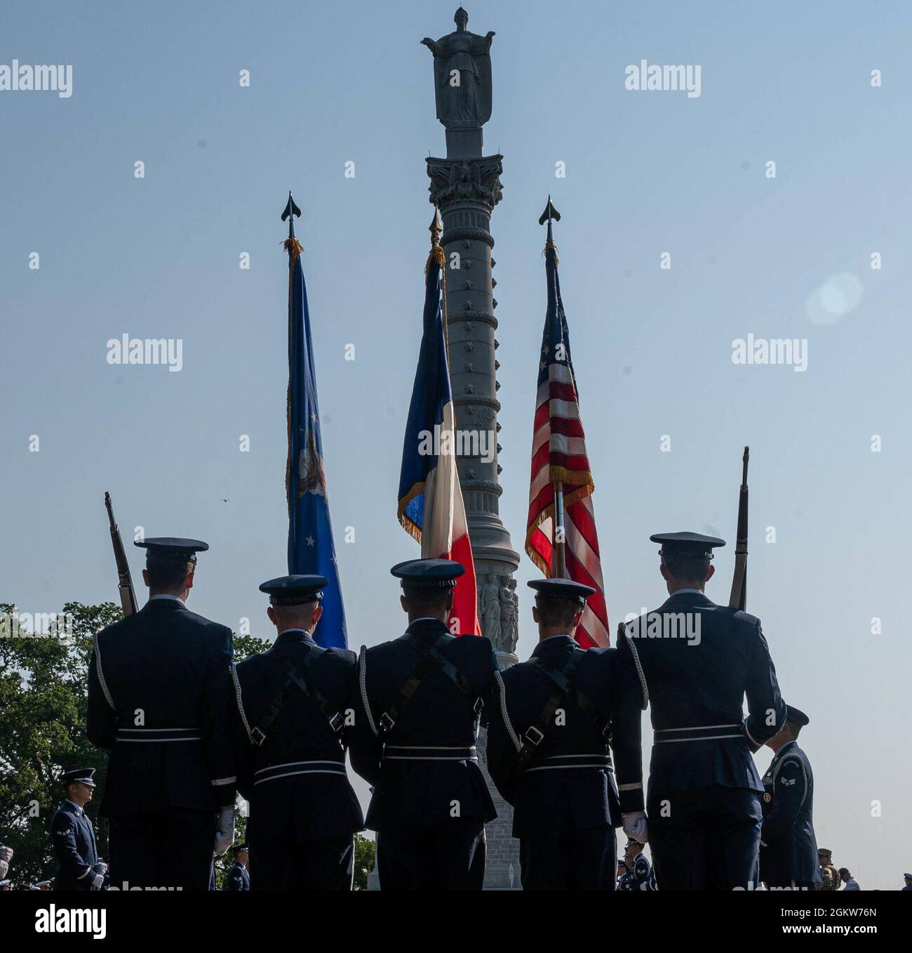 I membri della Joint base Langley-Eustis Honor Guard si preparano a presentare la bandiera nazionale degli Stati Uniti, la bandiera nazionale della Francia e la bandiera dell'aeronautica degli Stati Uniti durante una cerimonia che celebra coloro che hanno combattuto nella battaglia di Yorktown, al Monumento della Vittoria di Yorktown, Virginia, 7 luglio 2021. I membri della forza aerea e spaziale francese hanno visitato la base congiunta Langley-Eustis, Virginia, per partecipare a questa cerimonia commemorando la battaglia di Yorktown che è stata l'ultima battaglia maggiore della Rivoluzione americana contro le forze britanniche ed effettivamente ha assicurato l'indipendenza per le colonie americane dopo un Foto Stock