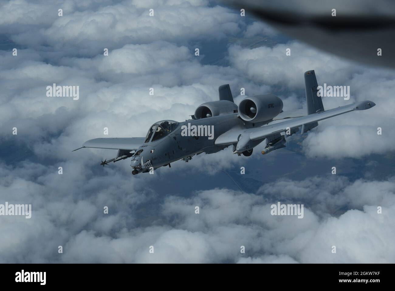 Una U.S. Air Force A-10 Thunderbolt II della 442nd Fighter Wing, U.S. Air Force Reserve, Whiteman Air Force base, parte dopo aver ricevuto carburante nei cieli vicino al confine tra Iowa e Missouri il 7 luglio 2020. Foto della Guardia Nazionale aerea degli Stati Uniti: Senior Master Sgt. Vincent De Groot Foto Stock