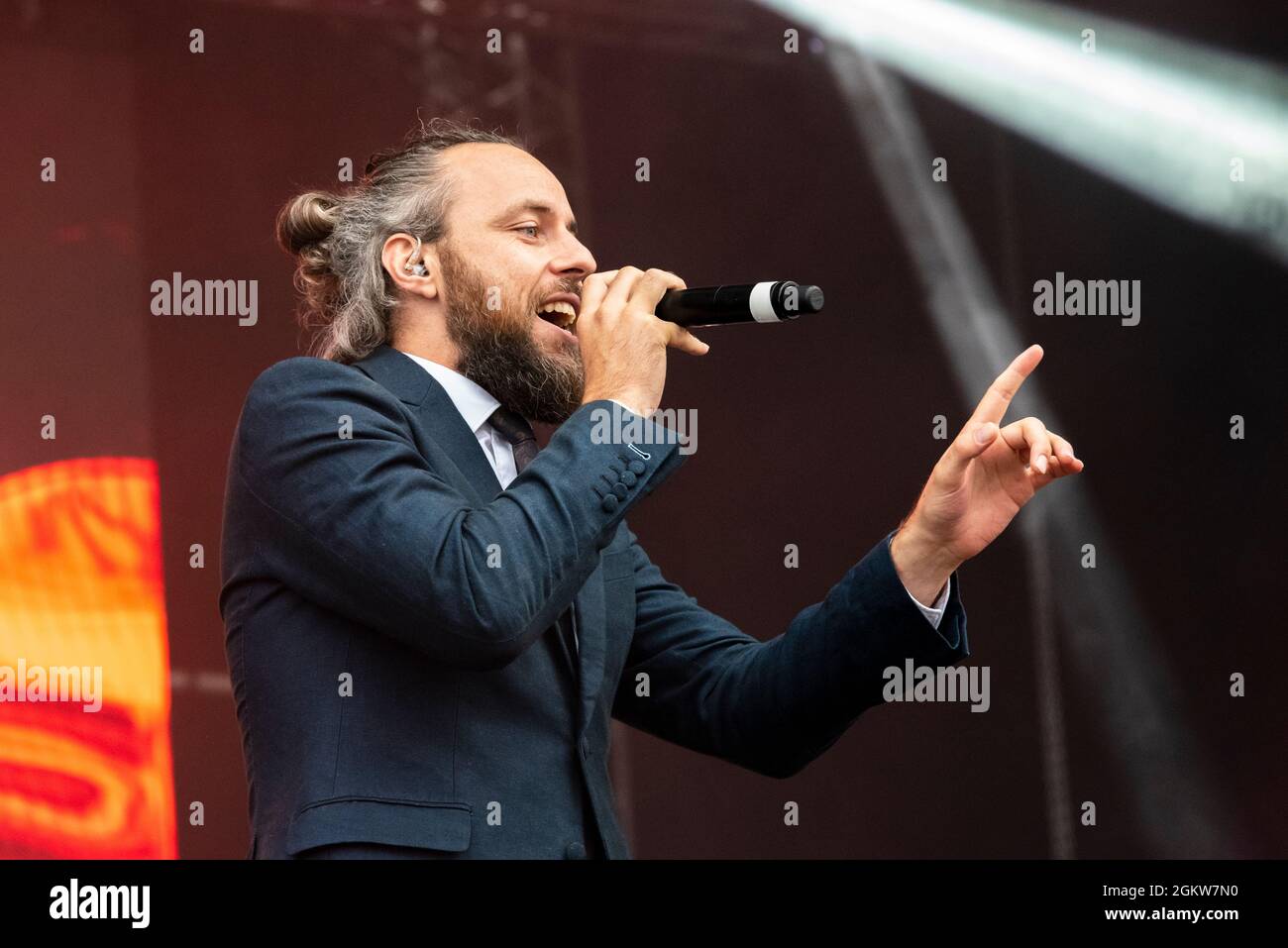 Jonathan Scratchley della band Gentleman's Dub Club che si esibisce in un festival di concerti musicali a Garon Park, Southend on Sea, Essex, Regno Unito Foto Stock