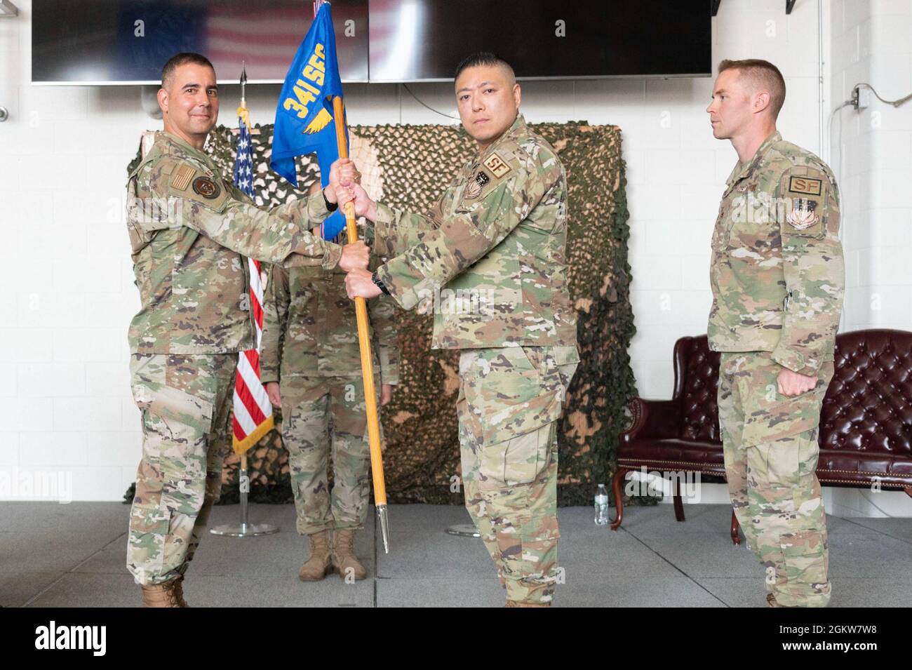 Min Lee, 341st Missile Security Operations Squadron Comandante, assume il comando dal Colon Frank Reyes, 341st Security Forces Group Comander durante una cerimonia di cambio di comando 7 luglio 2021, alla base dell'aeronautica militare di Malmstrom, Month. Il 341st MSO fornisce più di 1,200 personale delle forze di sicurezza con addestramento, Attrezzatura e supporto per promuovere la forza più avanzata di combattimento e combattimento in Air Force Global Strike Command. Foto Stock