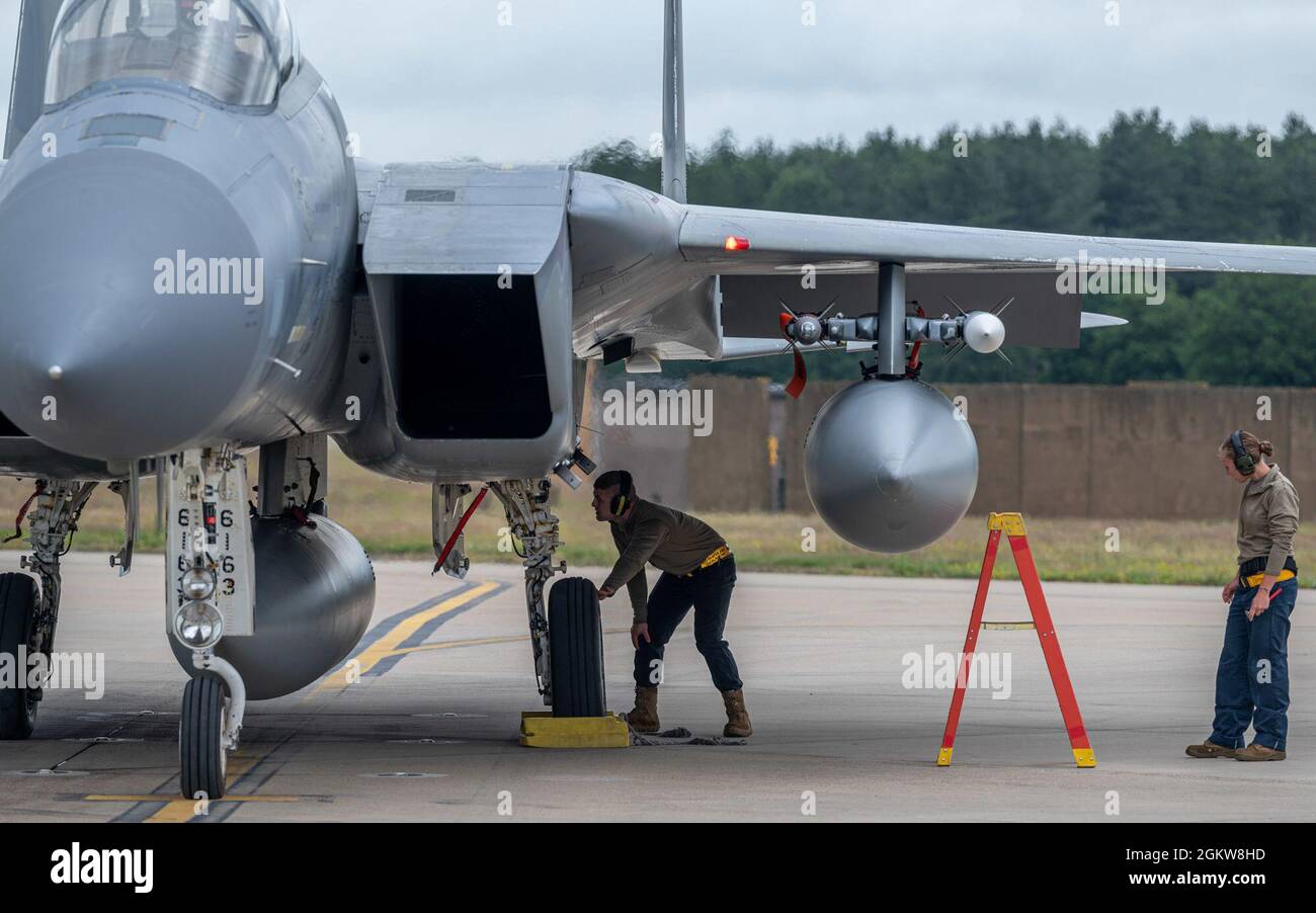 US Air Force Airman 1st Class Caleb Snyder, a sinistra, assegnato alla 493esima unità di manutenzione dell'aeromobile, effettua un controllo pre-volo su una F-15C Eagle prima del decollo a sostegno delle operazioni della NATO Air Police il 7 luglio 2021. Questo dispiegamento consisterà di 48esimo velivolo e personale dell'ala del Fighter a Keflavik, Islanda, per condurre la sorveglianza aerea islandese, intercettare potenziali minacce e partecipare a esercitazioni di formazione in partnership per mantenere competenze e competenze. Foto Stock