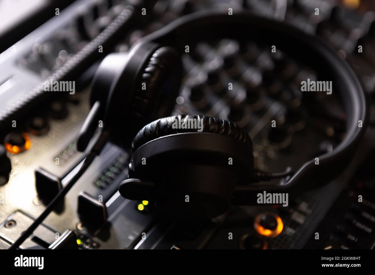 Cuffie DJ sul mixer audio sul palco del night club. Ascolta e mixa la musica  con i monitor professionali con cuffie stereo Foto stock - Alamy
