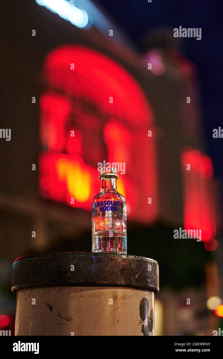Berlino, Germania - 23 giugno 2021: Colpo di notte di una piccola bottiglia di vodka che è stata lasciata su un bullard come spazzatura. Foto Stock