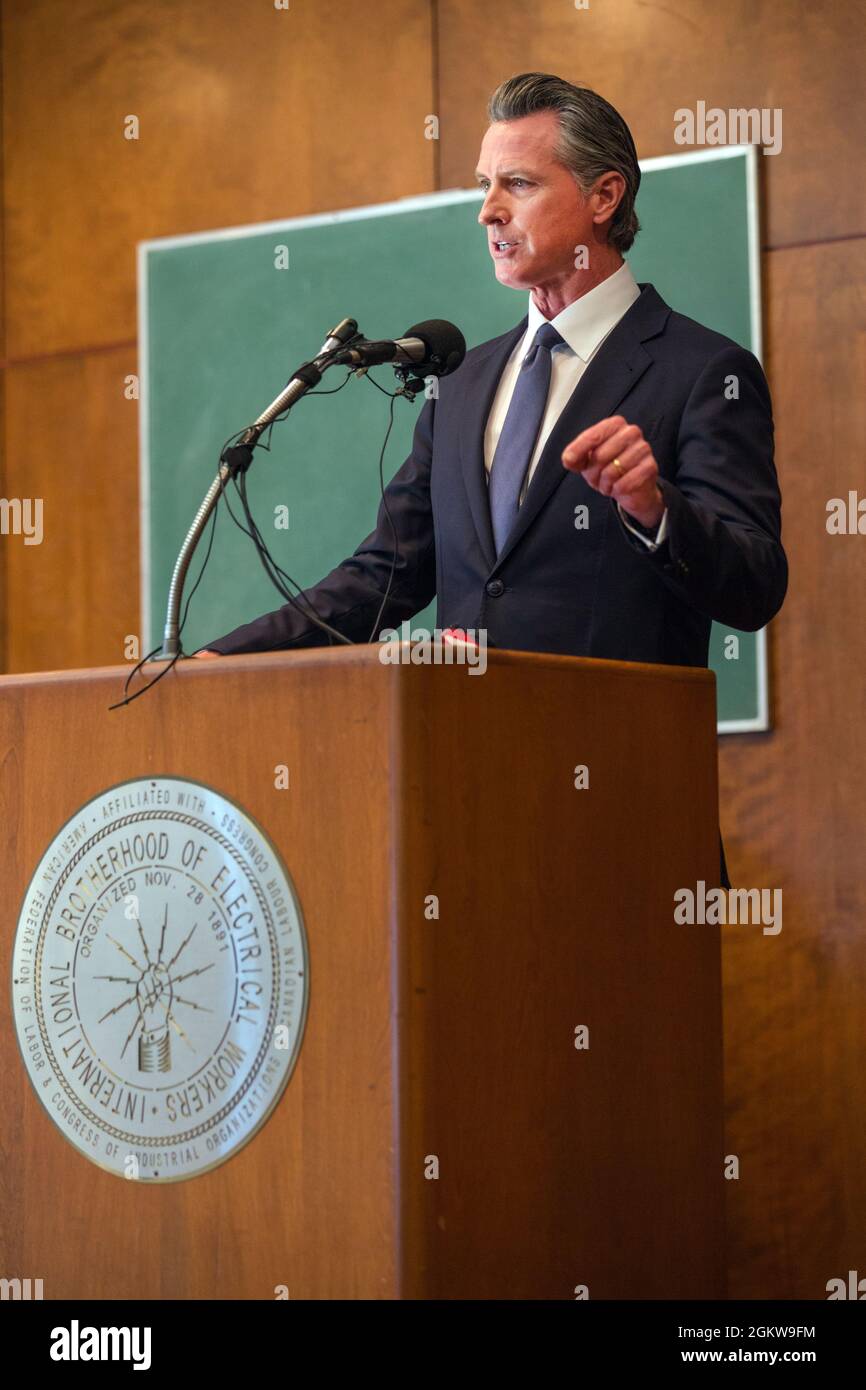 San Francisco, Stati Uniti. Settembre 14, 2021. Il governatore della California Gavin Newsom, parla ad un evento che si tiene presso la IBEW Local 6 a San Francisco il giorno delle elezioni, 14 settembre 2021, per l'elezione del ricordo gubernatoriale della California 2021. Foto Stock