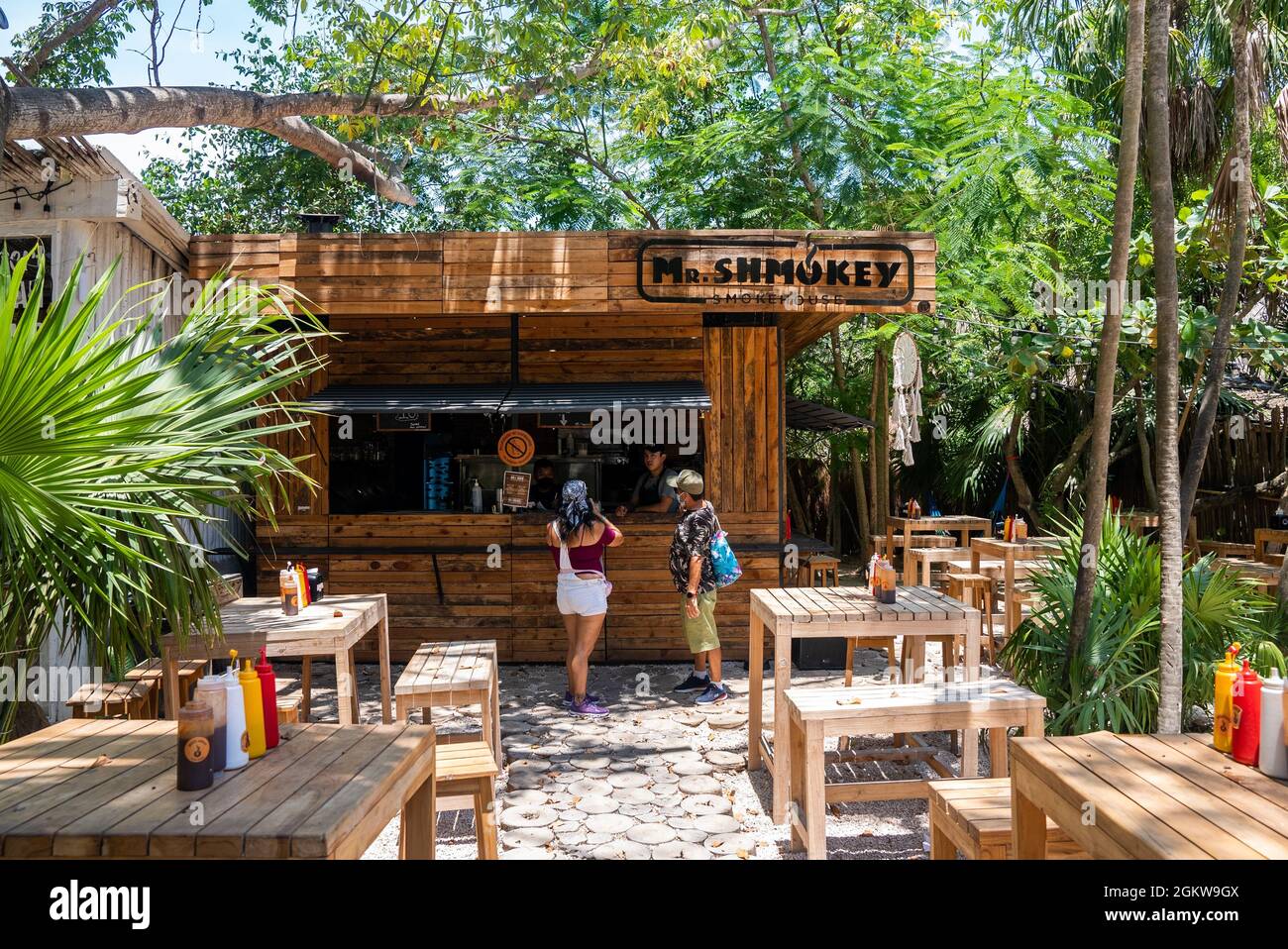 Due clienti che effettuano l'ordine al banco di un ristorante all'aperto Foto Stock