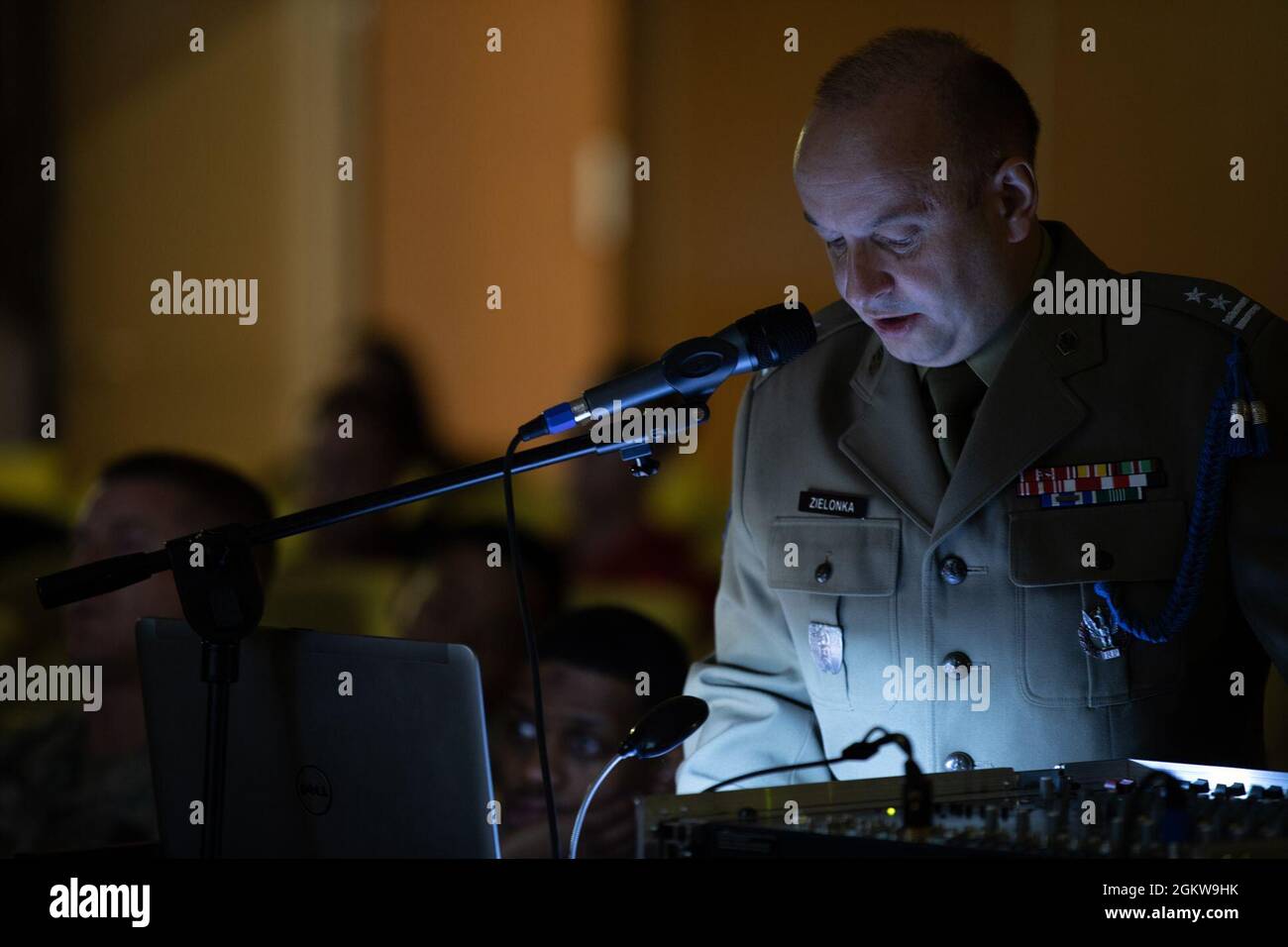 Zbigniew Zielonka, un istruttore del Centro militare Polacco per l'Educazione Civica, tiene una lezione di storia militare polacca ai soldati degli Stati Uniti al Garrison Club, Świętoszów, Polonia, 7 luglio 2021. I soldati sono attualmente schierati in Polonia a sostegno dell'operazione Atlantic Resolve, in cui le unità rotazionali conducono eventi di formazione bilaterali, congiunti e multinazionali in più di una dozzina di paesi. La crescita dei soldati personalmente e professionalmente è una priorità assoluta per l'esercito degli Stati Uniti. Man mano che i soldati crescono, anche l'organizzazione. Foto Stock