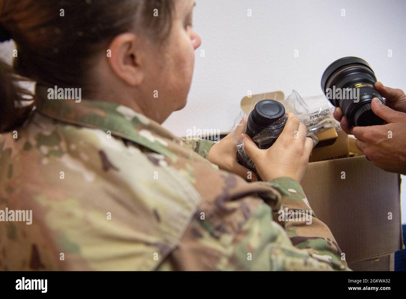 U.S. Air Force Tech. SGT. Jocelyn Ford, 86th Airlift Wing Public Affairs non commissionato ufficiale in carica di informazioni di comando, guarda l'obiettivo della fotocamera alla Ramstein Air base, Germania, 8 luglio 2021. Ford guida la più grande sezione Command Information della USAFE nel più grande ufficio ala PA della USAFE-AFAFRICA. Foto Stock