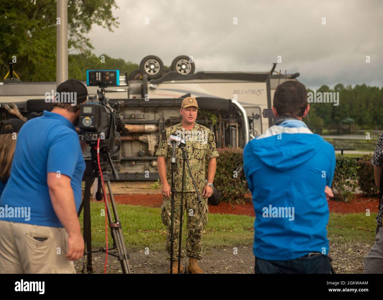 KINGS BAY, GA. (8 luglio 2021) Capt. Chester Parks, comandante della base navale sottomarina Kings Bay, è intervistato dai mezzi di comunicazione nazionali e locali per quanto riguarda un tornado che ha toccato giù sulla base navale sottomarina Kings Bay, 7 luglio 2021. Dodici veicoli da diporto (RV) sono stati danneggiati e nove persone sono state ferite con lesioni non pericolose per la vita. Foto Stock